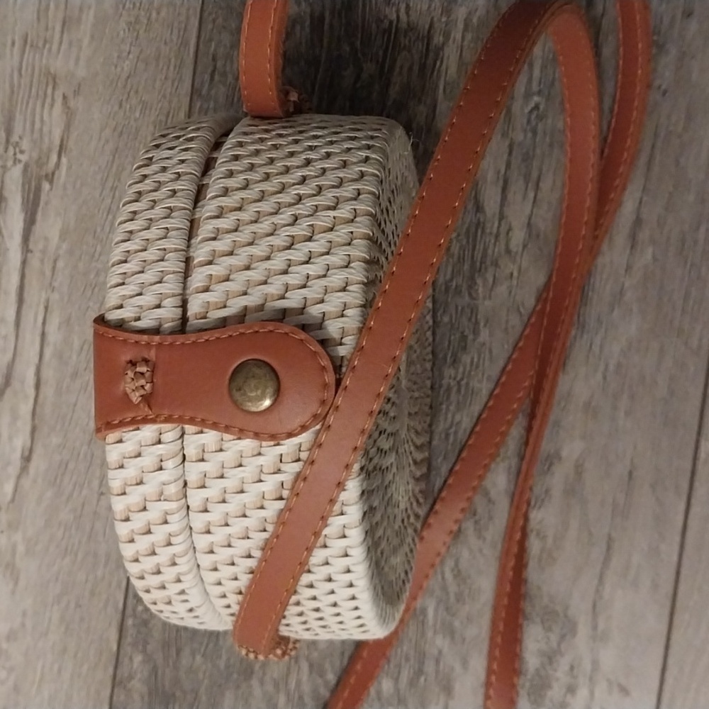 Pretty Tan Straw Crossbody!
